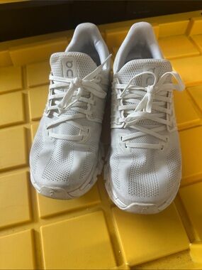 On cloud women’s tennis shoes